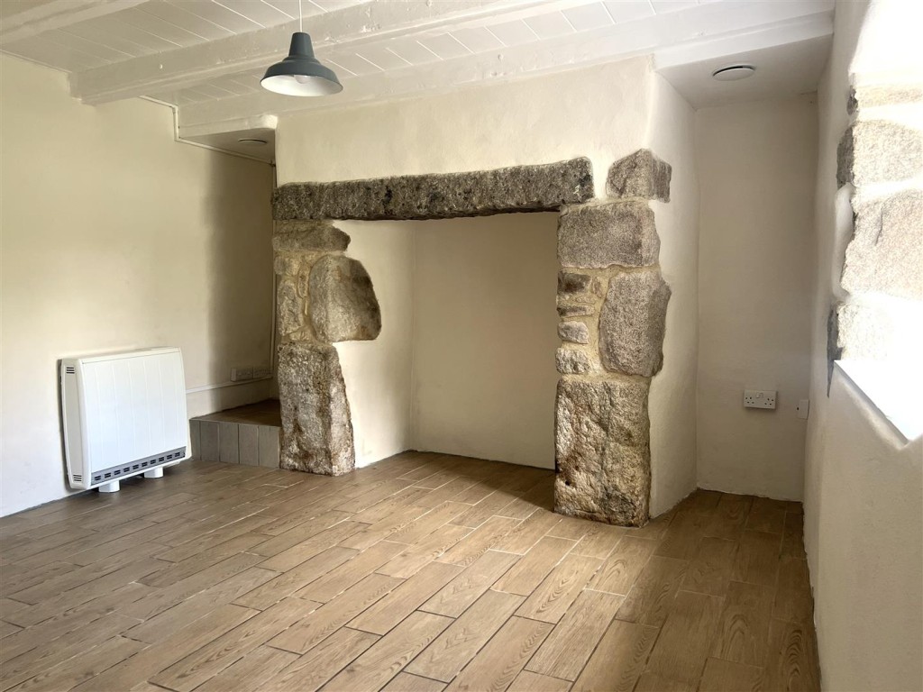 Lot: 138 - WELL PRESENTED DETACHED TWO-BEDROOM CHARACTERFUL COTTAGE WITH GARDENS AND PARKING - Dining or living room